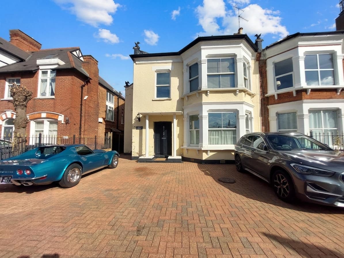High Road, Eden House, N20