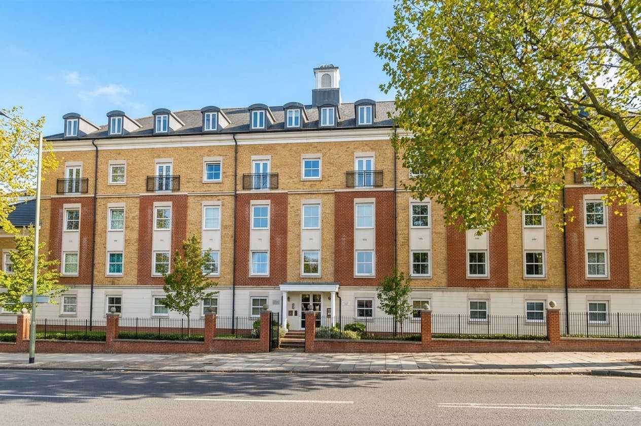 High Road, Solomons Court, N12